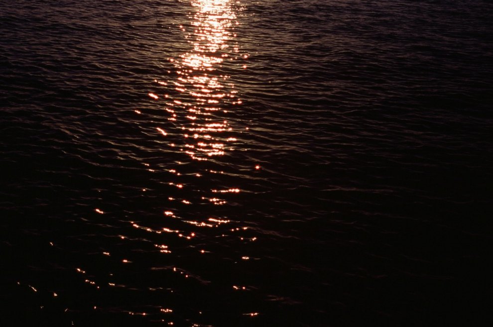 Carl Zeiss Sonnar T* 90mm F2.8 (G) 作例 夕暮れ時の海で撮影したスナップ写真